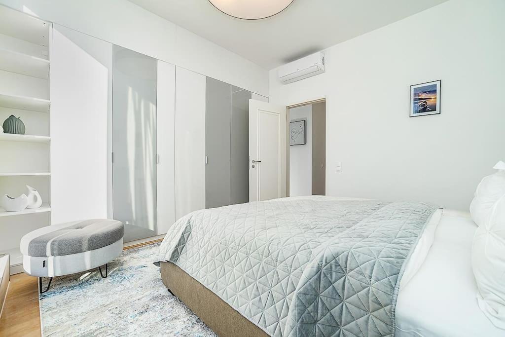 High-class Rooftop Apt. With Spacious Terrace * Praha